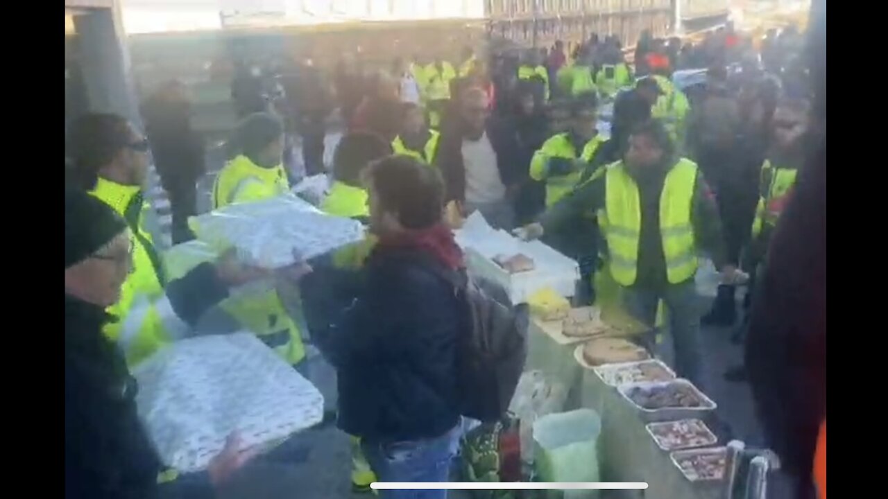 Italian Citizens deliver food to port workers.