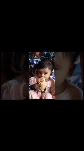 how a 7 months old baby eats banana 🍌