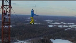 Un casse-cou fait de la slackline entre les plus hautes tours de Russie