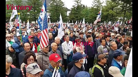 2018.5.18. 28.29. 현충원 묘지. 내나라 내민족이기에 동지님들은 태극기 와 성조기를 손에 들었다. 어찌하여 518 정신을 강조 하는 세력은 총칼을 들었는가?