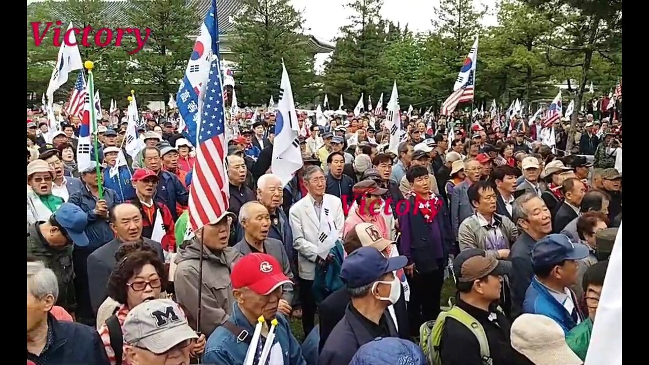 2018.5.18. 28.29. 현충원 묘지. 내나라 내민족이기에 동지님들은 태극기 와 성조기를 손에 들었다. 어찌하여 518 정신을 강조 하는 세력은 총칼을 들었는가?