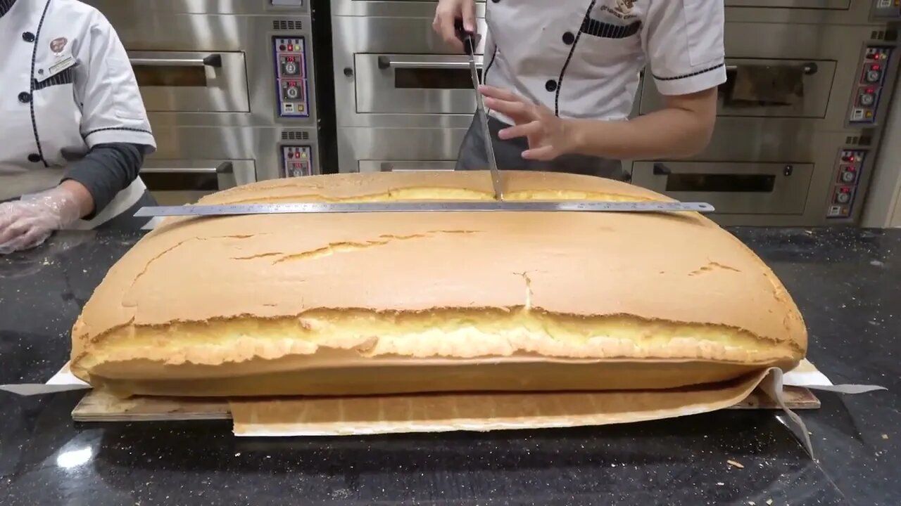 Original Jiggly Cake Cutting