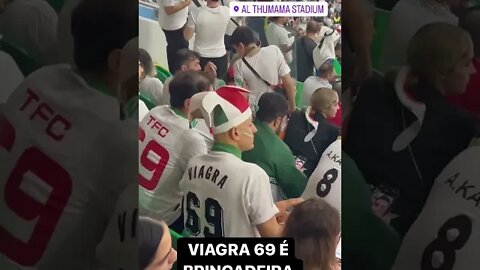 Torcedor do Irã com "VIAGRA 69" escrito na camisa