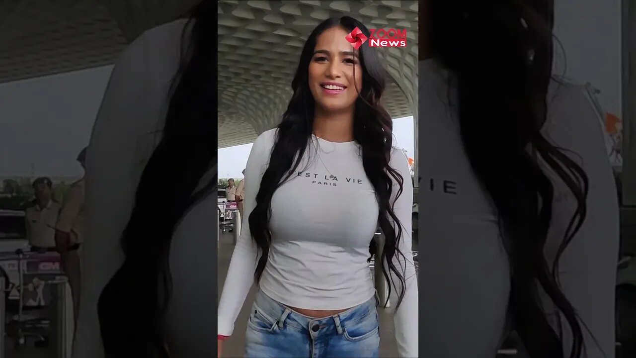 Poonam Pandey हुई Cameraman पे फिदा ! बोलीं- तेरा नंबर दे यार. 💖📸✈️