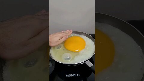 Do nada eu Fritando um Ovo de Avestruz. 😂🍳