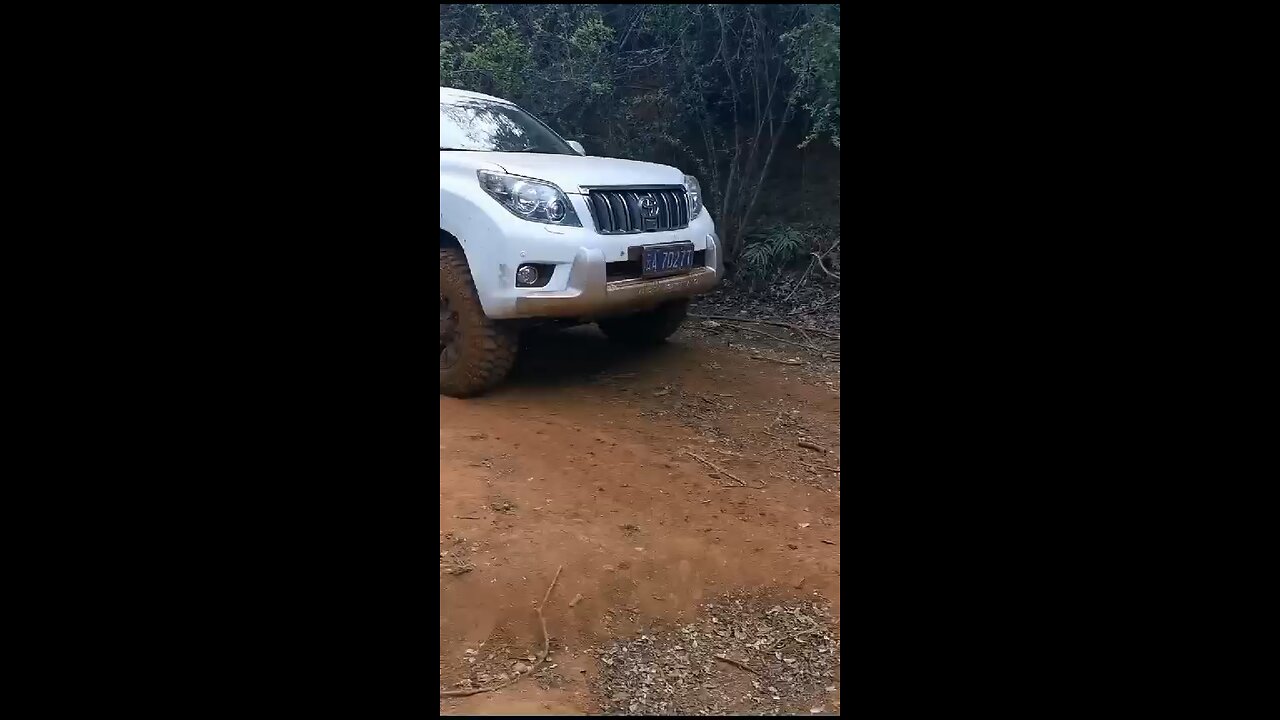 Toyota Land cruiser Prado overcomes Extremely difficult challenge on off road track.