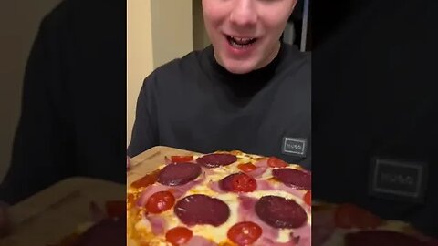 TRANSFORM O PIZZA INTR- PIZZA OGURITAMICA #oguritamica #mancare #mancaciosul #food #romania