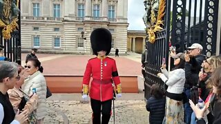 The kings guard walks out of Buckingham Palace 26 September 2022 #buckinghampalace