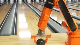 Braço robótico consegue incrível strike numa pista de bowling