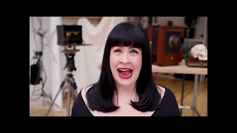 Caitlin Tries an Old Fashioned Ghost Grift