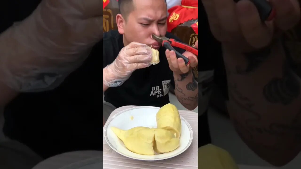 Trying Durian for the first time 🤣#shorts #funny videos