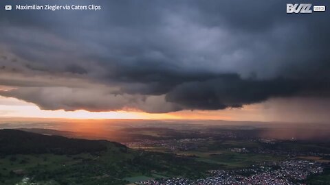 Tempestade e pôr-do-sol simultâneos criam cenário estonteante