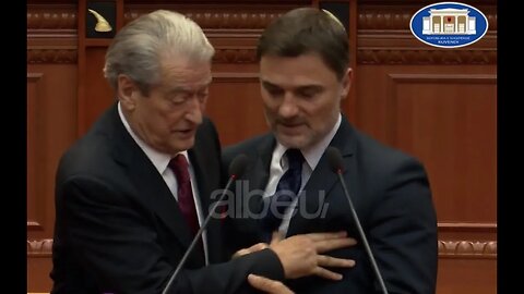 Berisha shtyn Alibeajn forcërisht nga foltorja e Kuvendit (VIDEO)