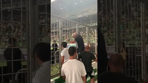 Éder Aleixo subindo no alambrado para comemorar o gol de Hulk nos minutos finais