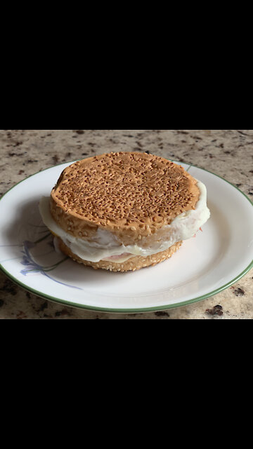 A delicious egg sandwich ready in approximately 5 minutes