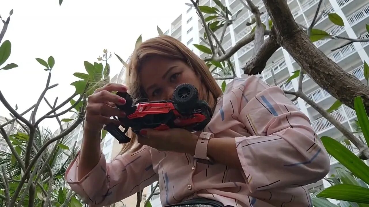 MY HAIR STUCK ON TOY WHEEL. SA LAKI NG GROUND DITO PA SA BUHOK KO PINAGULONG YUNG LARUAN NYA.