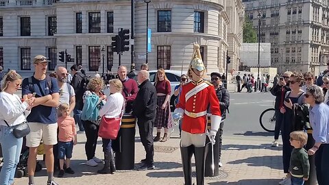 MAKE WAY KINGS LIFE GUARD CLEARS THE WAY #horseguardsparade