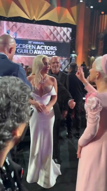Lady Gaga and Helen Mirren at the 2022 Screen Actors Guild Awards 🤔