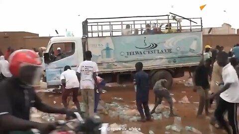 #Niger 🇳🇪 Footage of young demonstrators in Niamey throwing water bottles at the truck allegedly