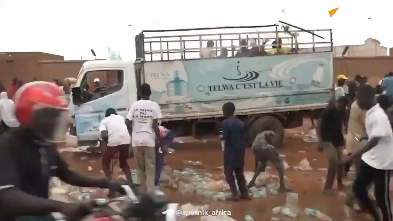 #Niger 🇳🇪 Footage of young demonstrators in Niamey throwing water bottles at the truck allegedly