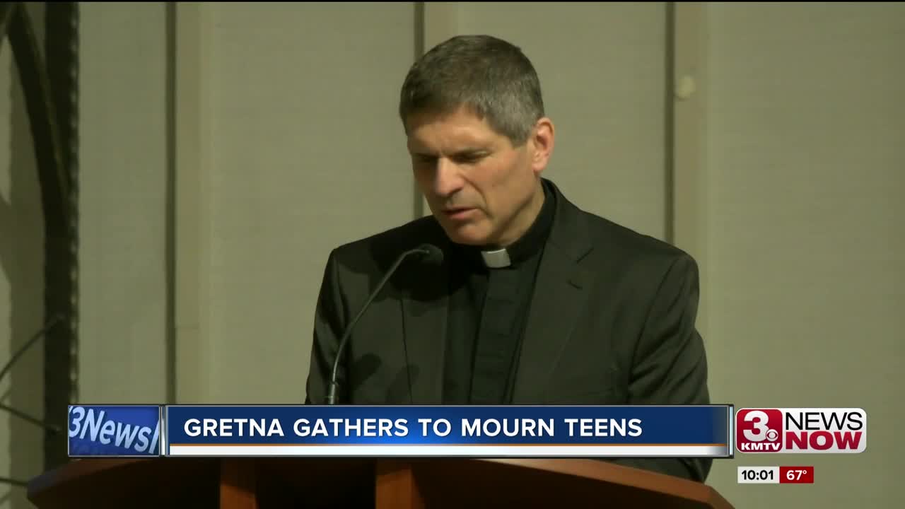 Gretna gathers to mourn teens