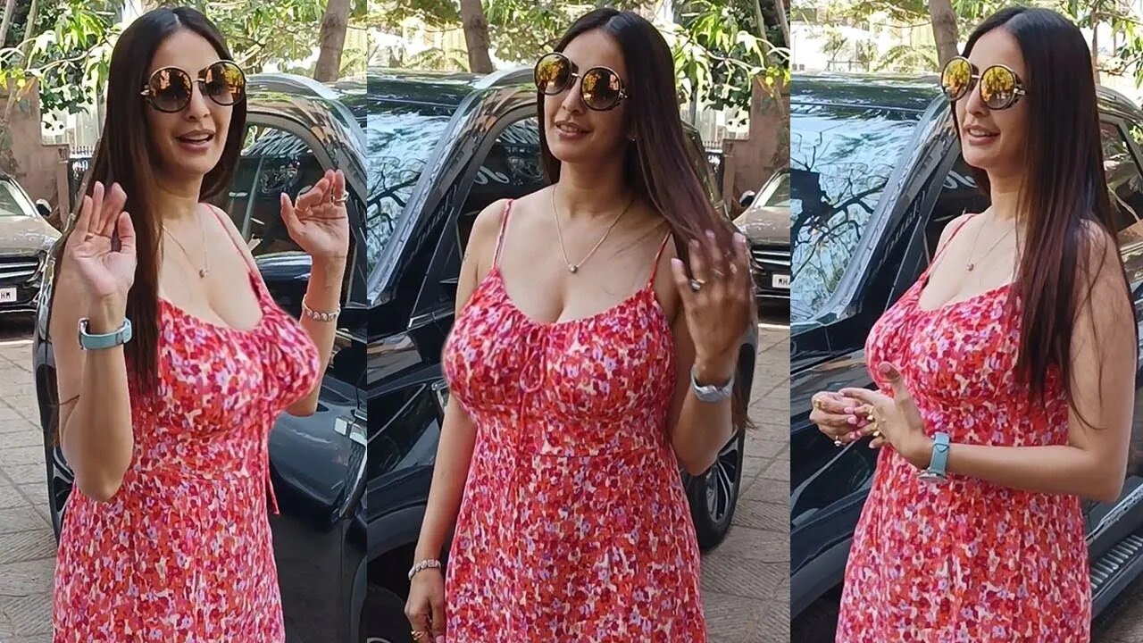 Baapre!! Andar Kuch Nahi 😲😱 Chahat Khanna Flaunts Her Huge Cleavage In Spegity At Bandra