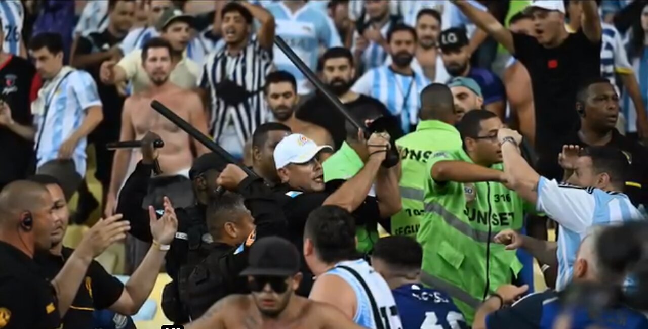 Huge fight between Argentina and Brazil fans 😨