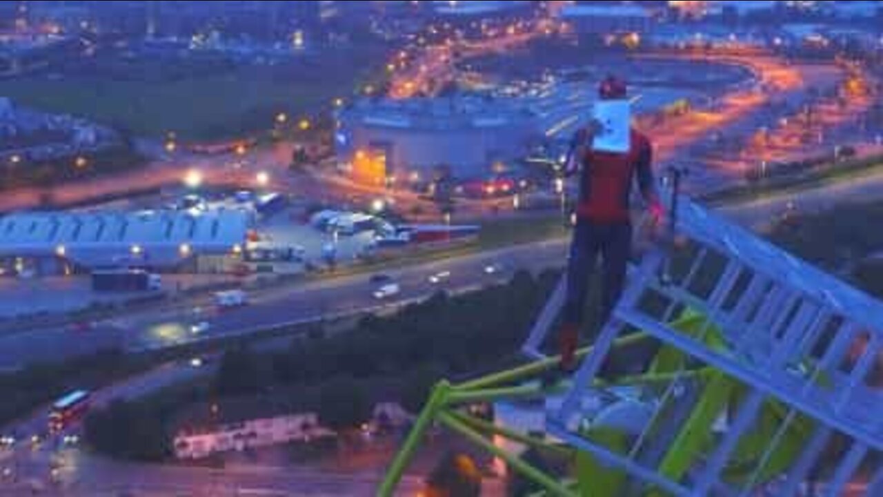 Cet homme grimpe au sommet d'une grue de 150 mètres pour délivrer un message inspirant