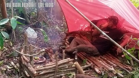 SOLO BUSHCRAFT ZONA BASAH HUTAN RAWA PERAWAN KALIMANTAN . #shelter #building