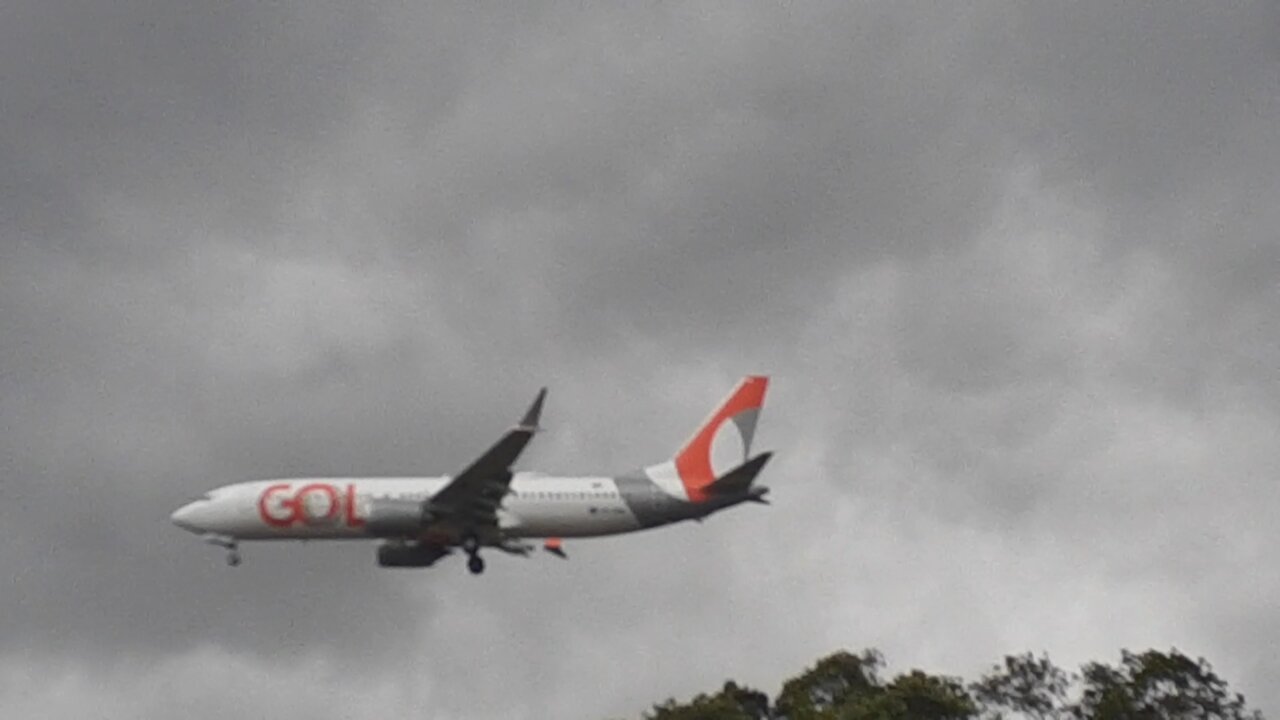 Boeing 737 MAX 8 PR-XME on final approach coming from Guarulhos near to land in Manaus