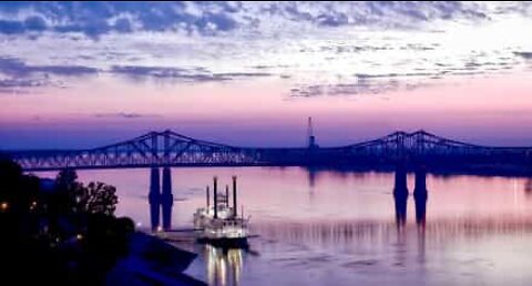 Boat hits bridge on Mississippi River