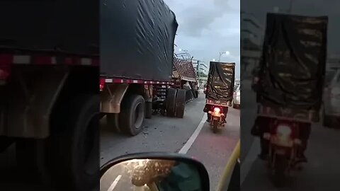 Este camión que se movilizaba por la carrera 27 sentido sur - norte se le cayó el tren trasero.