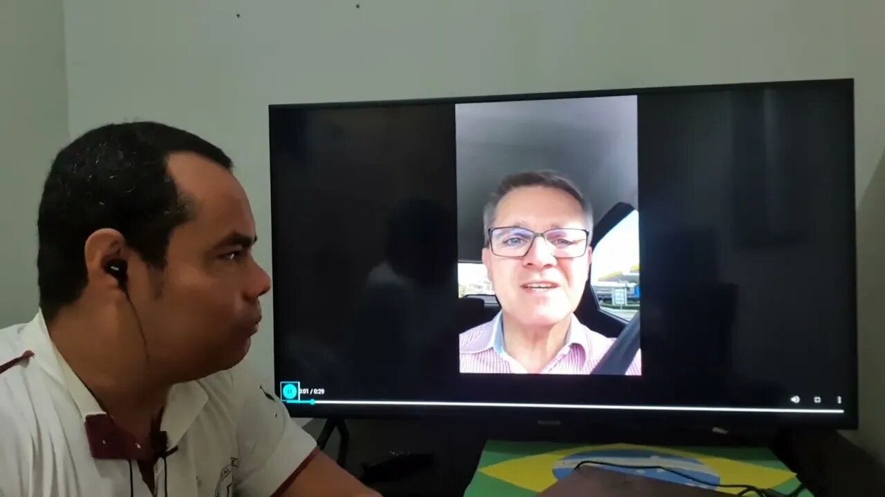 Padre sofre acidente de carro ao gravar mensagem em celular enquanto dirigia!