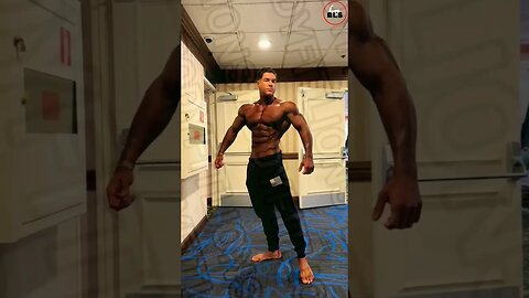 ATLETA DE FISICULTURISMO CAIKE PRO MOSTRANDO SEU SHAPE ANTES DE COMPETIR NO CAMPEONATO MUSCLECONTEST