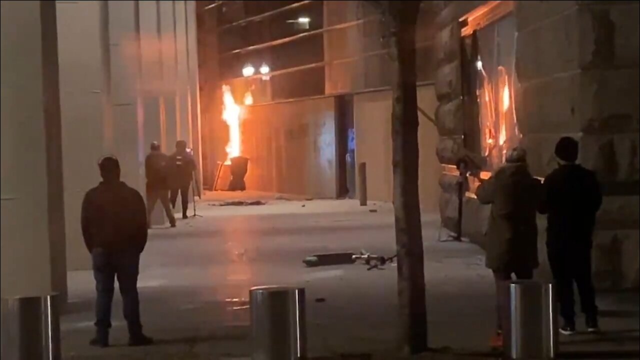 Antifa Attacks, Sets Fire to Federal Courthouse in Portland