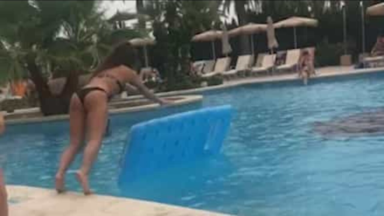 Jovem falha de forma hilariante salto para colchão de água