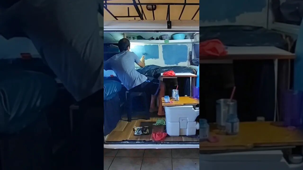 Dando um jeito na parede da cozinha da kombi casa #youtubeshorts