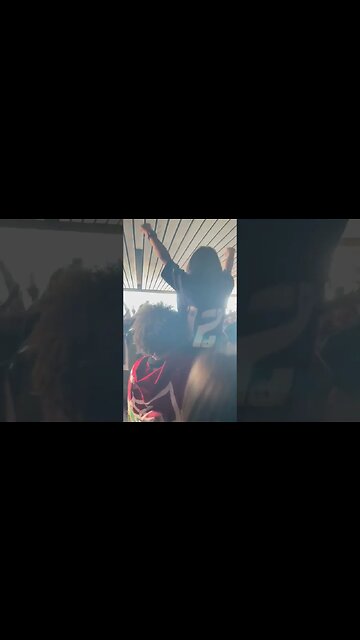 Marcelo sendo recebido pela torcida tricolor no aeroporto