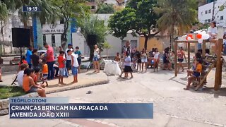Teófilo Otoni: Crianças brincam na Praça da Avenida João XXIII .