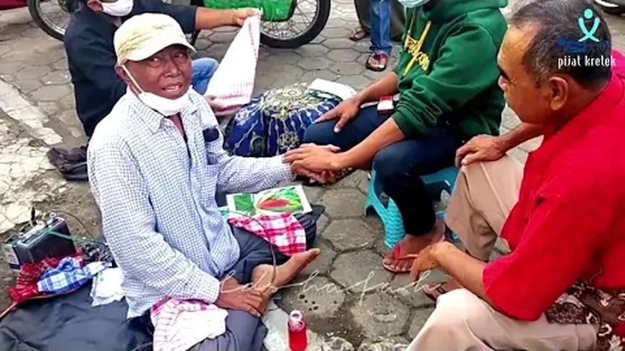 Pengobatan Ibu Ida Dayak | sosok Bapak ini selalu mendampingi Ibu berpetualang