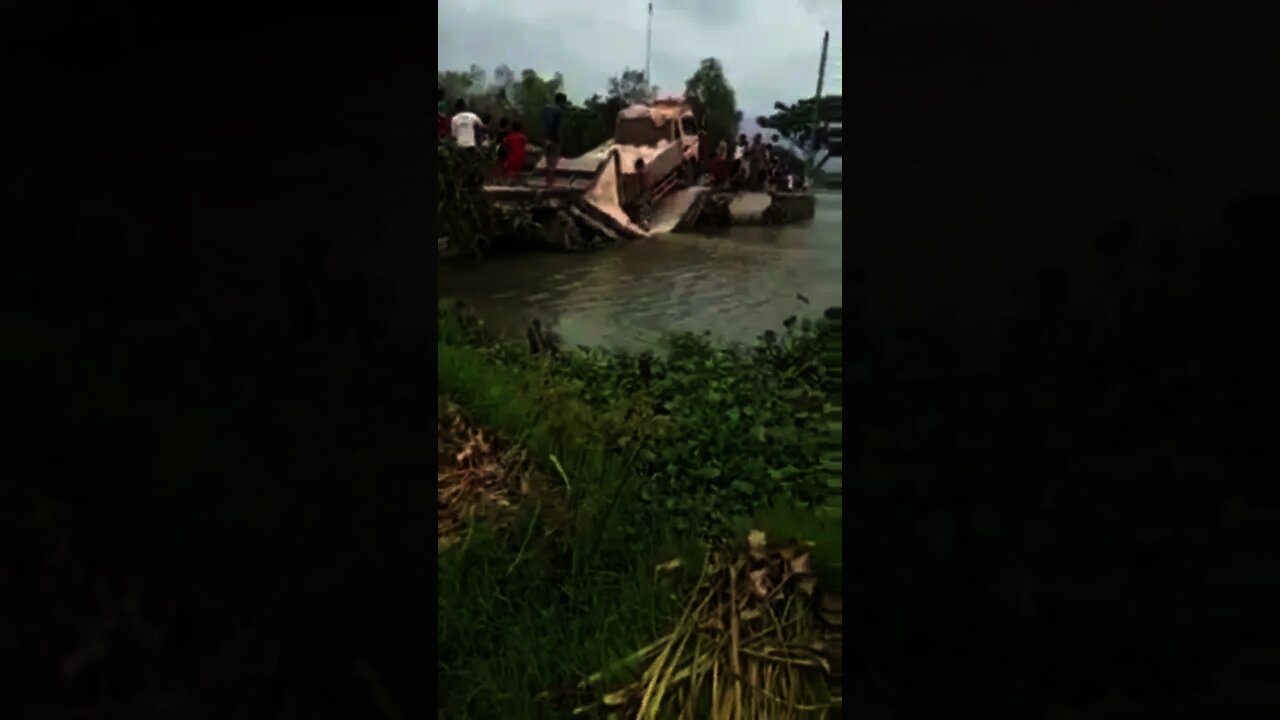 jembatan di Pidodo karangrejo Bonang ambrol