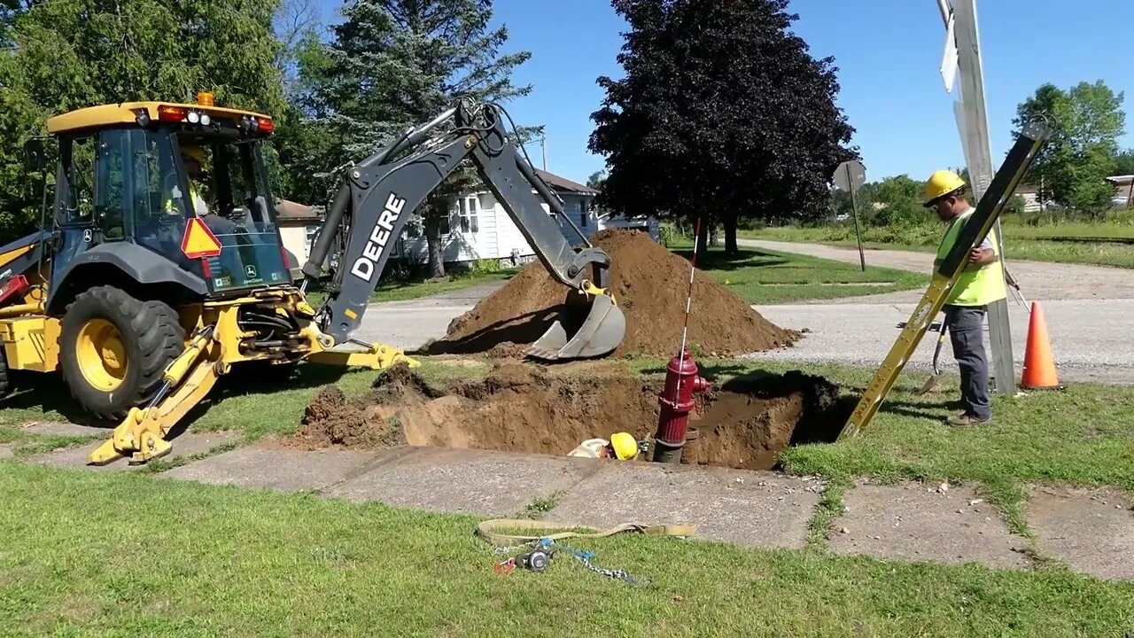 They Fixed The Fire Hydrant PLUS A Freight Train (ELS 501) Rolling North! | Jason Asselin