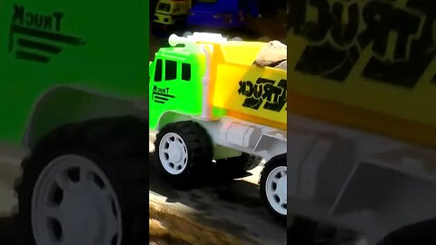 Truk oleng angkut pasir di jalan