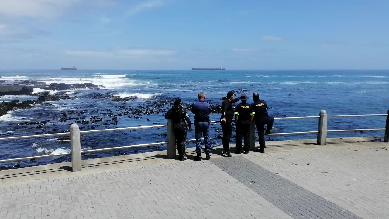 SOUTH AFRICA - Cape Town - Sea Point Drowning (Video) (dcG)