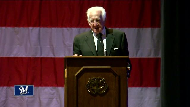 Brewer’s announcer Bob Uecker honored for military service