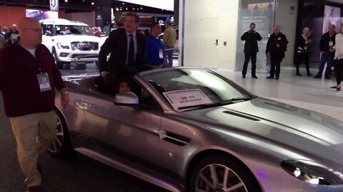 Dr. Mehmet Oz and WXYZ's Alicia Smith at the Detroit NAIAS auto show