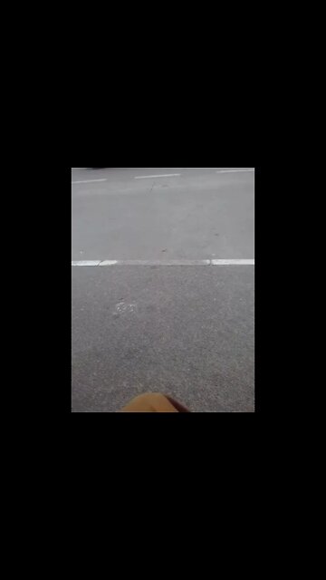 no ponto de onibus esperando o onibus #shorts