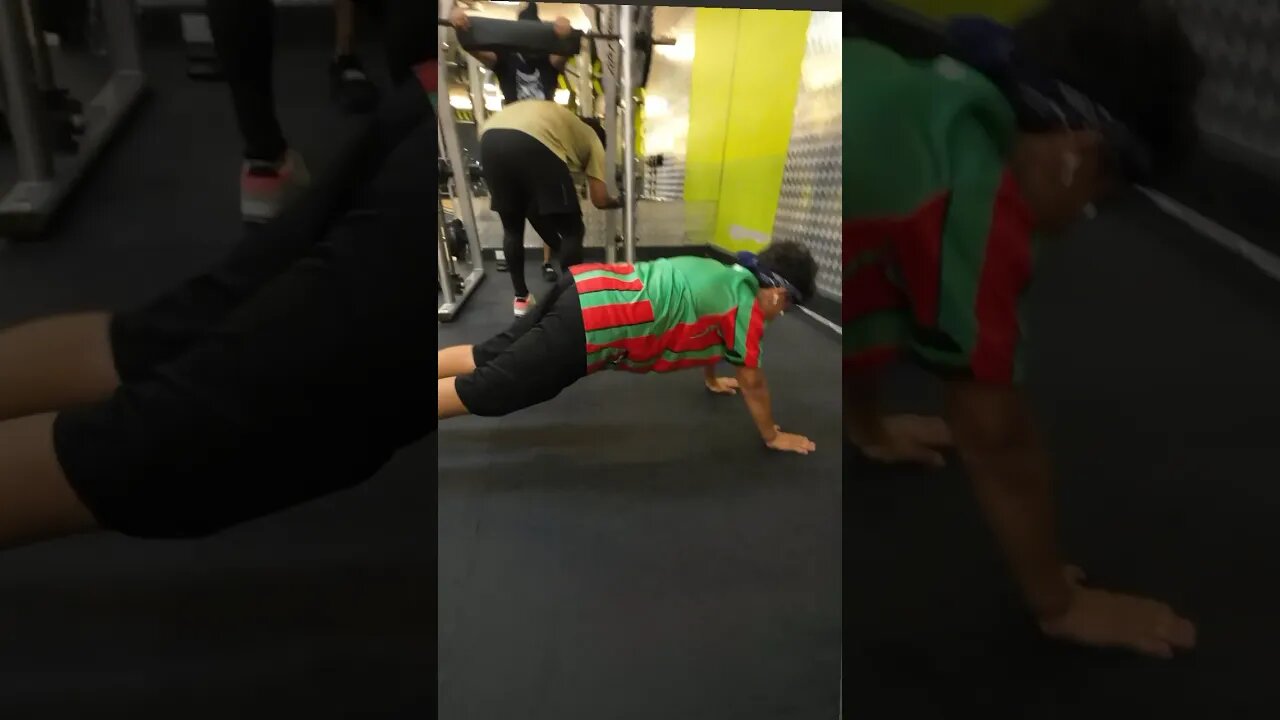 shoulder pushups by 14 yrs old kid in gym 🫡🫨#shorts