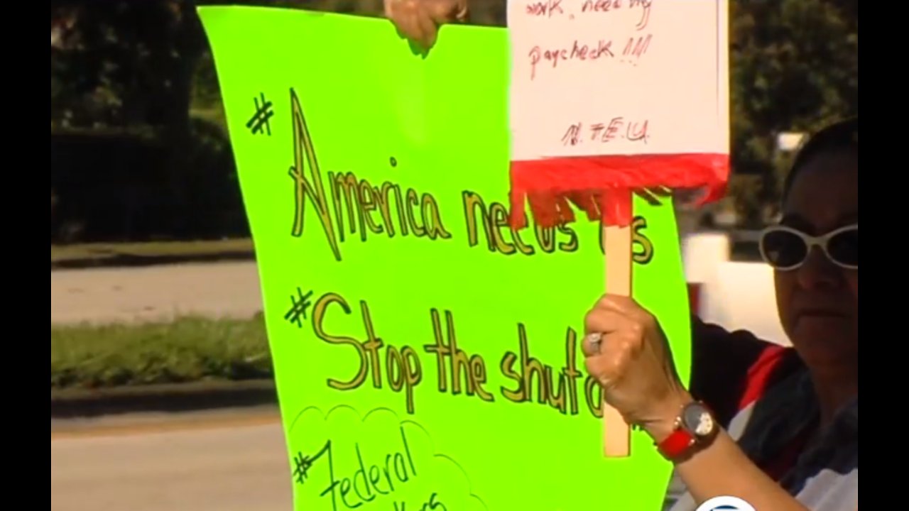 Federal workers in South Florida rally, calling for an end to the government shutdown
