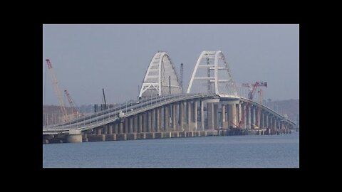 Il ponte cementa la presa della Russia sulla Crimea Il ponte che collega la Russia e la penisola di Crimea, annessa da Mosca nel 2014, è motivo di orgoglio per Vladimir Putin ma ha portato rabbia in Ucraina.